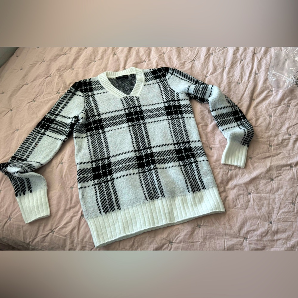 Nina leonard v neck pullover sweater